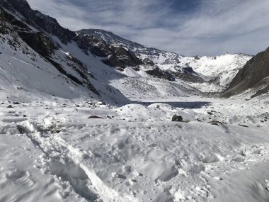 Şili dağ kar ve vadi peyzaj