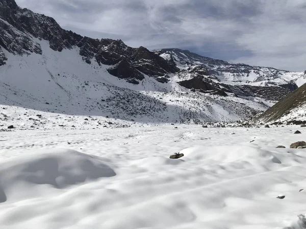 Şili dağ kar ve vadi peyzaj