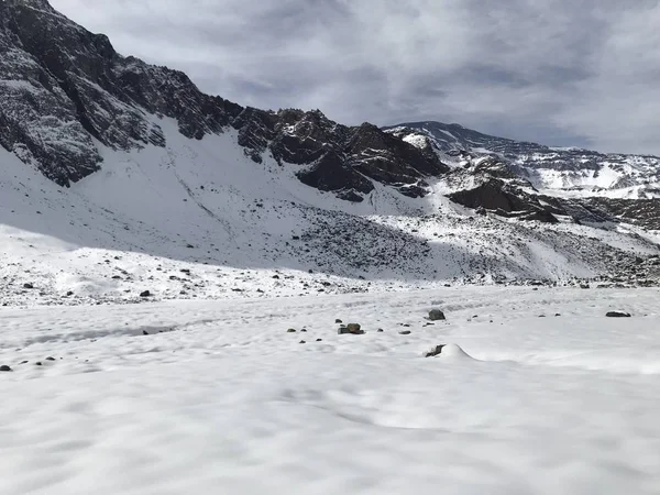 チリの山雪と谷の風景 — ストック写真