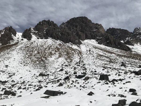 チリの山雪と谷の風景 — ストック写真