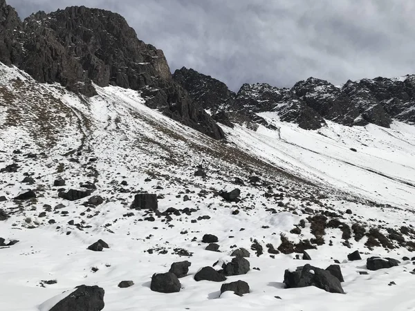 Şili dağ kar ve vadi peyzaj