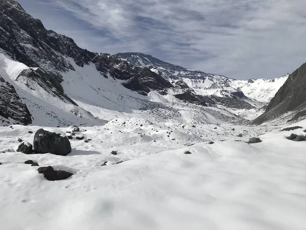 Şili dağ kar ve vadi peyzaj