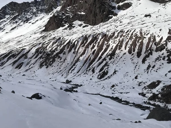 チリの山雪と谷の風景 — ストック写真