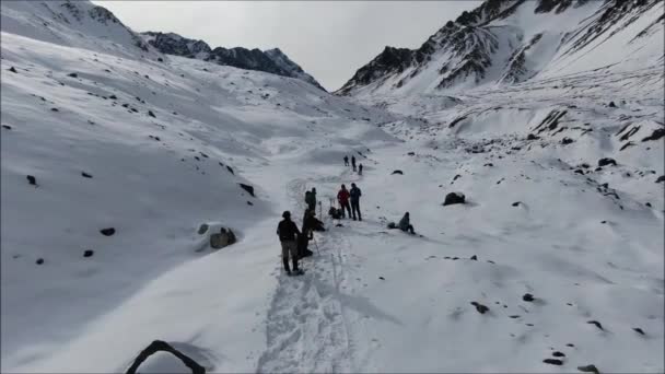 山雪与山谷景观 — 图库视频影像