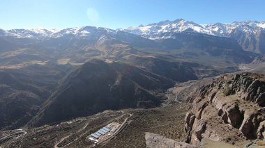 Dağların ve vadinin manzarası