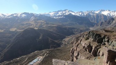 Dağların ve vadinin manzarası