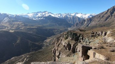 Dağların ve vadinin manzarası