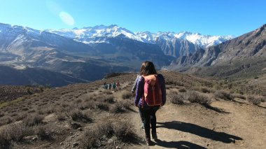 Dağların ve vadinin manzarası
