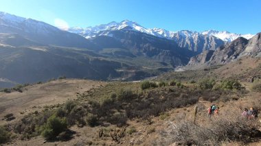 Dağların ve vadinin manzarası