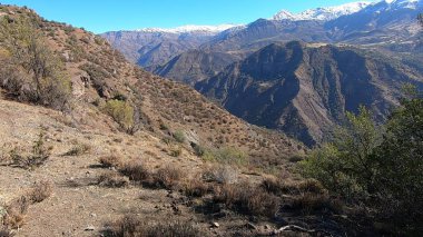 Dağların ve vadinin manzarası