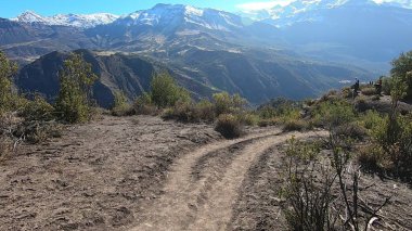 Dağların ve vadinin manzarası