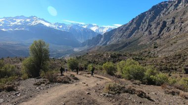 Dağların ve vadinin manzarası