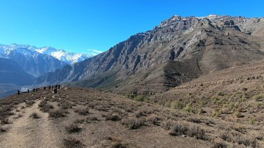Dağların ve vadinin manzarası
