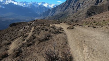 Dağların ve vadinin manzarası