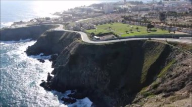 Plaj, şehir ve manzaranın havadan görünümü