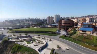 Plaj, şehir ve manzaranın havadan görünümü