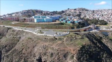 Plaj, şehir ve manzaranın havadan görünümü