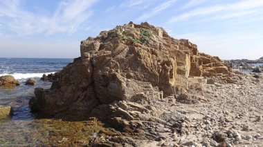 Kayalık plaj ve doğanın peyzajı