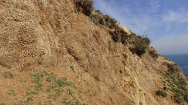 Kayalık plaj ve doğanın peyzajı