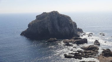 Kayalık plaj ve doğanın peyzajı