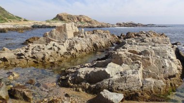 Kayalık plaj ve doğanın peyzajı