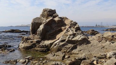 Kayalık plaj ve doğanın peyzajı