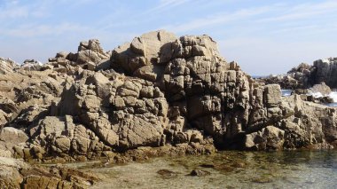 Kayalık plaj ve doğanın peyzajı