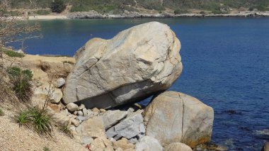 Kayalık plaj ve doğanın peyzajı