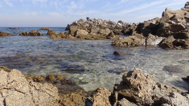Kayalık plaj ve doğanın peyzajı