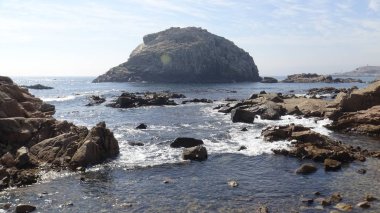 Kayalık plaj ve doğanın peyzajı