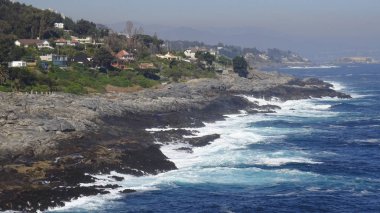 Kayalık plaj ve okyanus manzarası manzara