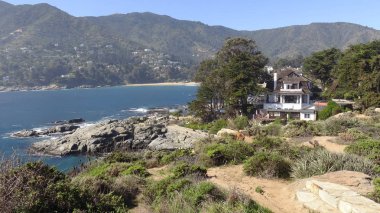 Kayalık plaj ve okyanus manzarası manzara