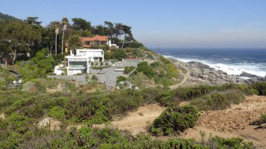 Kayalık plaj ve doğanın peyzajı