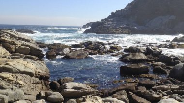 Kayalık plaj ve doğanın peyzajı