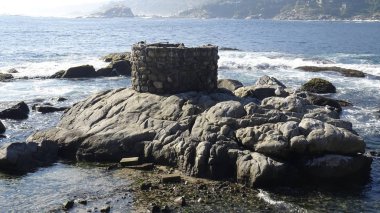 Kayalık plaj ve doğanın peyzajı