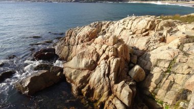 Kayalık plaj ve doğanın peyzajı