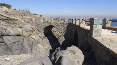 Kayalık plaj ve doğanın peyzajı