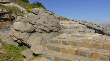 Kayalık plaj ve doğanın peyzajı