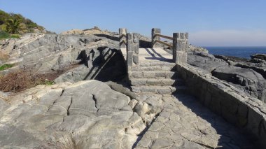 Kayalık plaj ve doğanın peyzajı