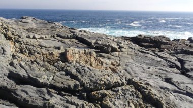 Kayalık plaj ve doğanın peyzajı