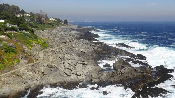 Kayalık plaj ve okyanus manzarası manzara