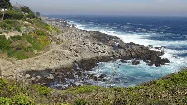 Kayalık plaj ve okyanus manzarası manzara