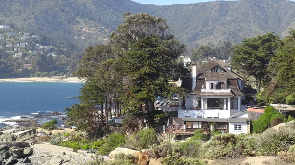 Kayalık plaj ve doğanın peyzajı