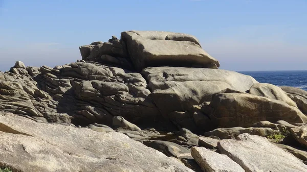 Kayalık plaj ve doğanın peyzajı