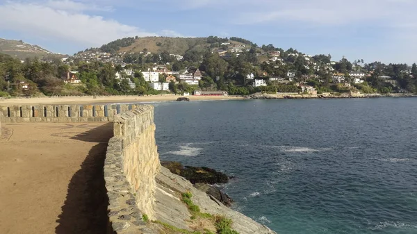 Kayalık plaj ve doğanın peyzajı