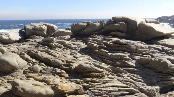 Kayalık plaj ve doğanın peyzajı