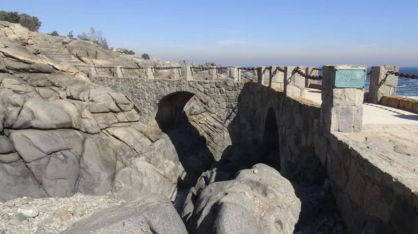 Kayalık plaj ve doğanın peyzajı