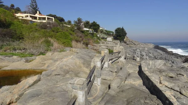 Kayalık plaj ve doğanın peyzajı