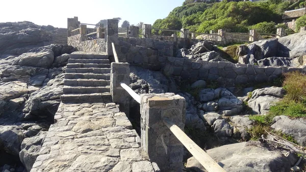 Kayalık plaj ve doğanın peyzajı