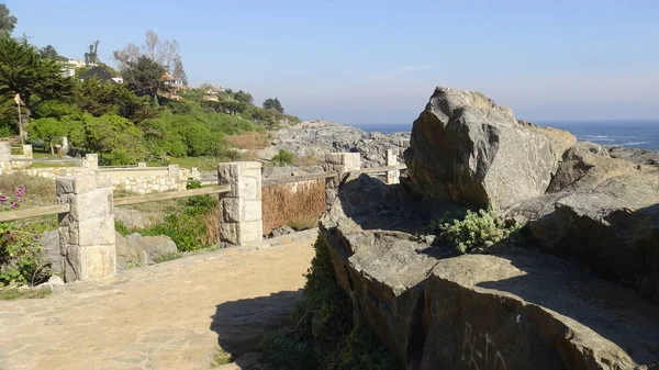 Kayalık plaj ve doğanın peyzajı